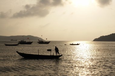 gün batımı ve deniz araçları