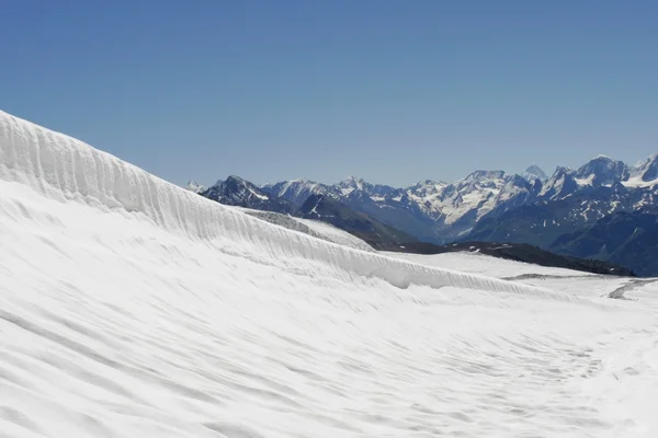 Ice veld in de buurt van elbrus — Stockfoto