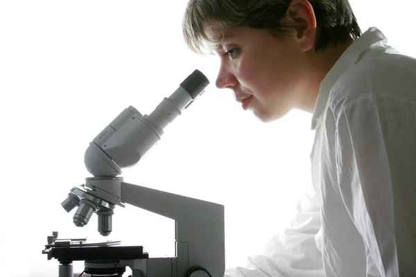Forskare och Mikroskop — Stockfoto