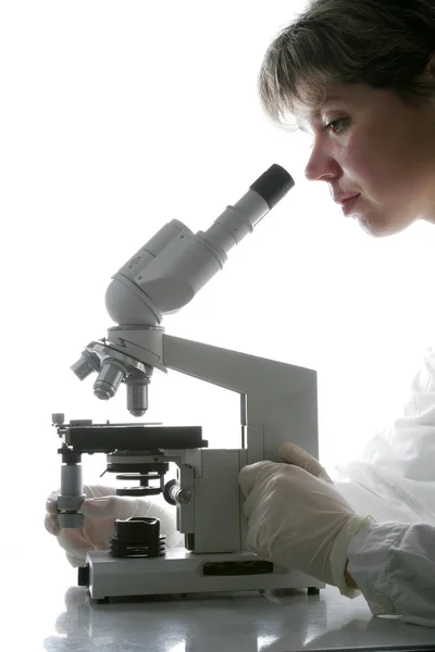 Bilim adamı ve mikroskop — Stok fotoğraf