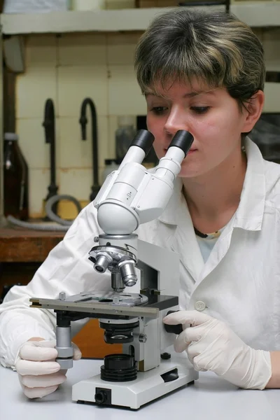 Вчений і мікроскоп — стокове фото