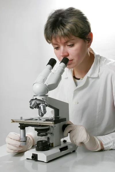 Cientista e microscópio Imagens Royalty-Free