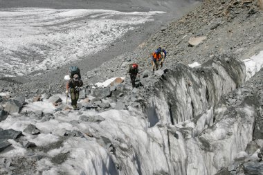 alpinists buzul üzerinde.