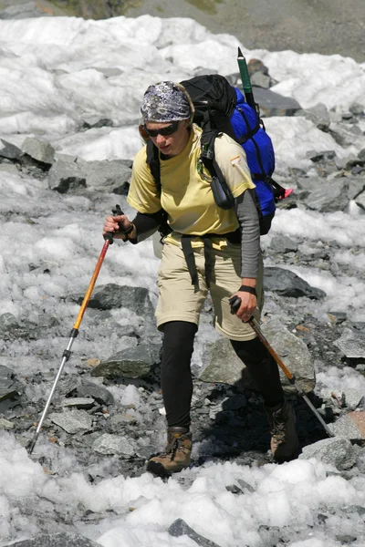 Alpinist on glacier. — Stock Photo, Image