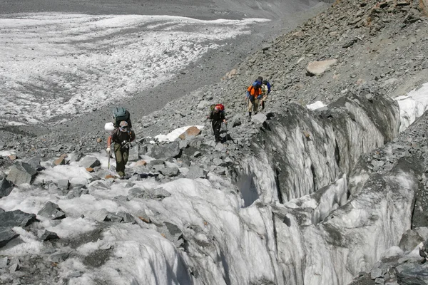 Alpinistas no glaciar . — Fotografia de Stock