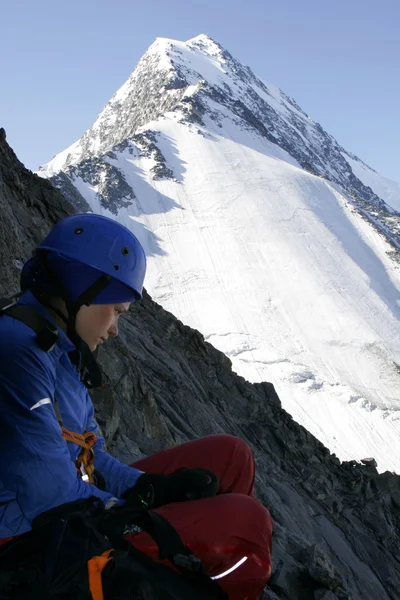Alpinist en berg. — Stockfoto