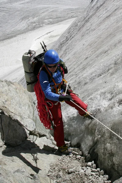 Alpinista sul ghiacciaio . — Foto Stock