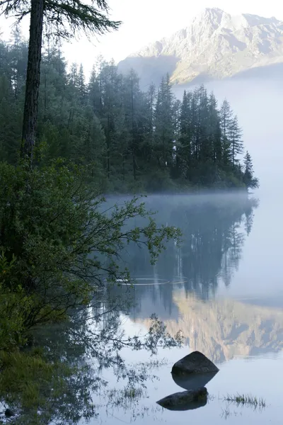 Горное озеро и туман — стоковое фото