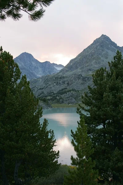 Lago de montaña y puesta de sol — Foto de Stock