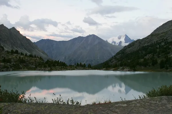 Гірське озеро і захід сонця — стокове фото