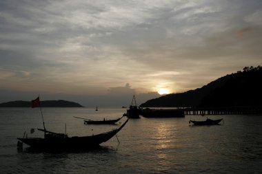 gün batımı ve deniz araçları