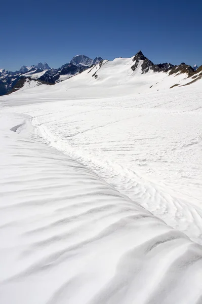 Elbrus の近くの氷のフィールド — ストック写真