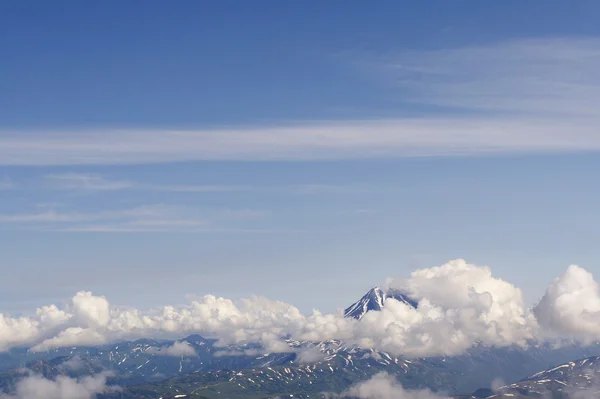 Гора и облака — стоковое фото