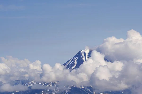 ภูเขาและเมฆ — ภาพถ่ายสต็อก