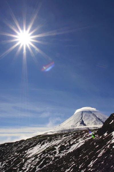 Kluchevskoy volcano and sun — Stock Photo, Image