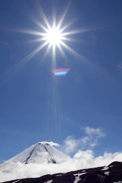 Ключевский вулкан и солнце — стоковое фото