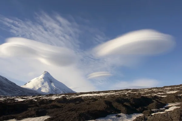 Kamen montanha e nuvens fantásticas — Fotografia de Stock