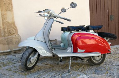 ünlü eski moda İtalyan scooter