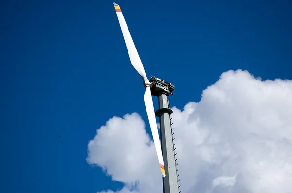 Turbina eólica de montanha — Fotografia de Stock