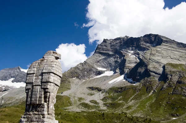 Dağ kartalı heykeli — Stok fotoğraf