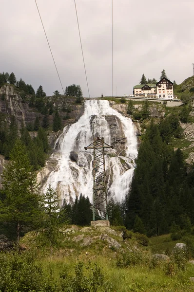 Cascata del toce, der Wasserfall von toce — Stockfoto