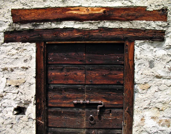 Alpine rifuge houten deur — Stockfoto