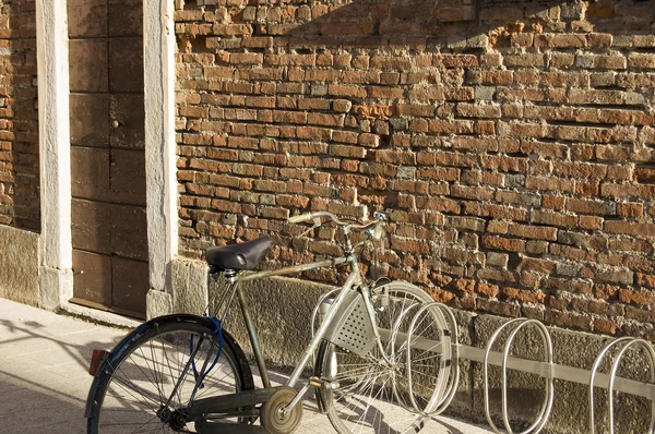 Bike at the wall — Stock Photo, Image