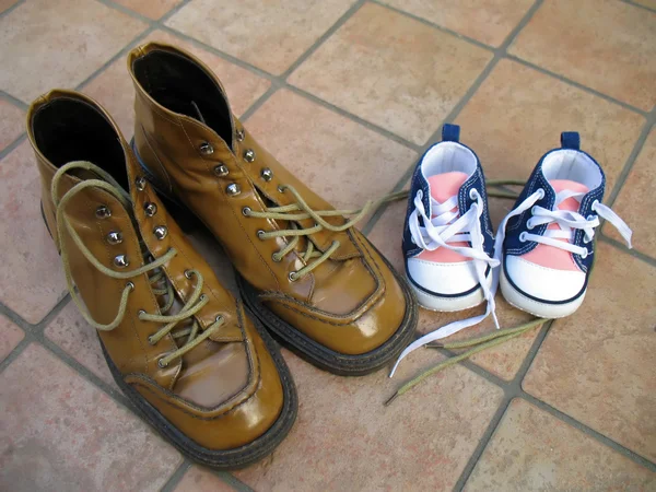 Mother and daughter shoes — Stock Photo, Image