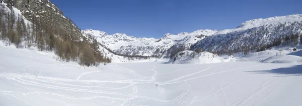 Ледяное зимнее альпийское озеро — стоковое фото