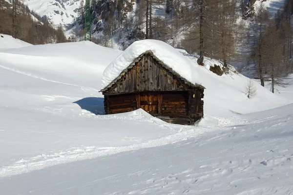 Maison alpine en bois dans la neige — Photo