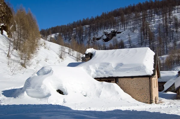 Alpine house in the snow — Stock Photo, Image