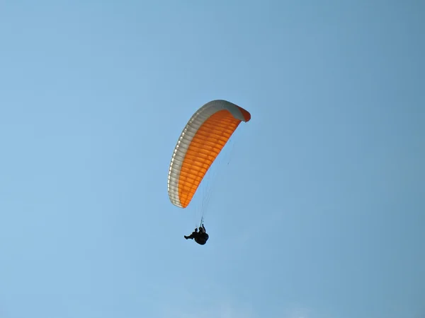 Orange paraglida — Stockfoto