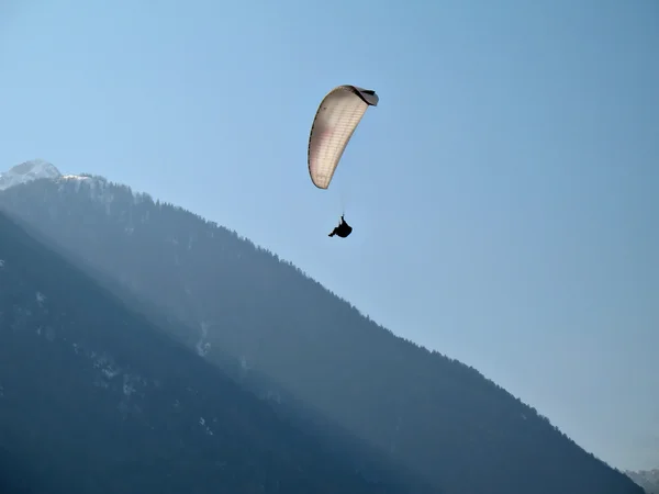 Vit paraglida — Stockfoto