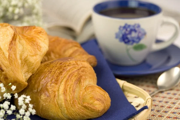 Ontbijt met koffie en croissants — Stockfoto