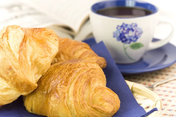 Frukost med kaffe och croissanter — Stockfoto