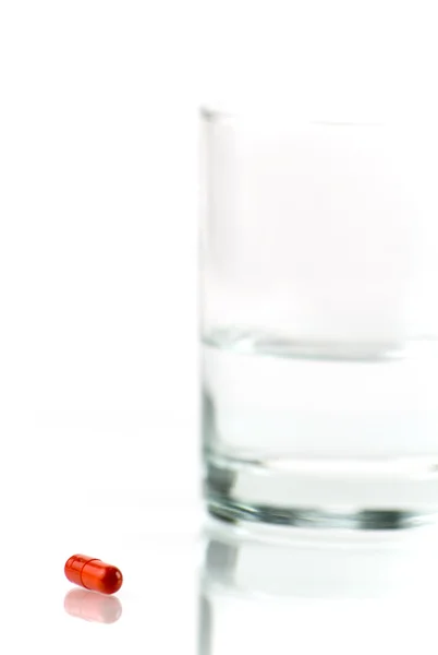 물과 빨간 알 약의 클로즈업 — 스톡 사진