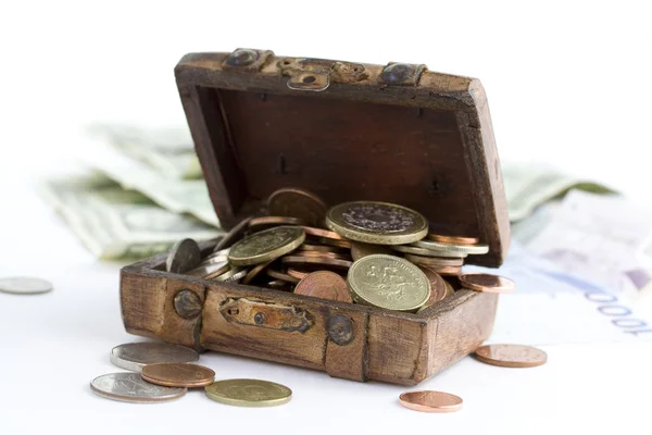 Старый коричневый чемодан полный денег — стоковое фото