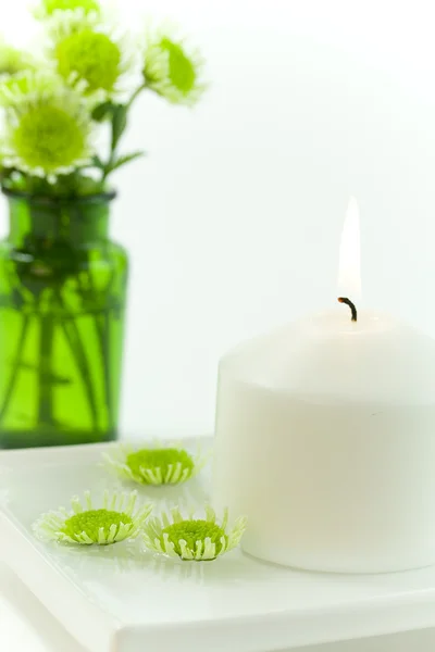 Bílé svíčky a plovoucí květiny — Stock fotografie