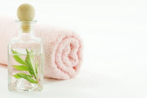 Jar with fresh leaves and towel — Stock Photo, Image