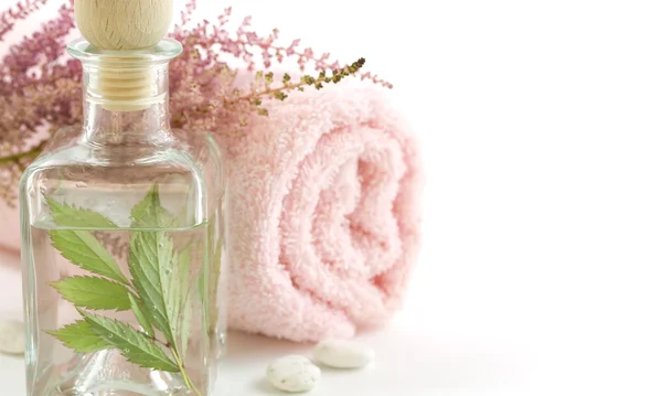 Jar with fresh leaves and towel — Stock Photo, Image