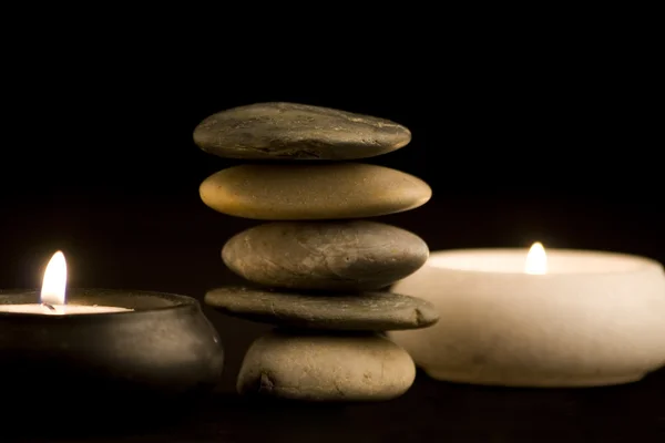 Камни и свечи — стоковое фото