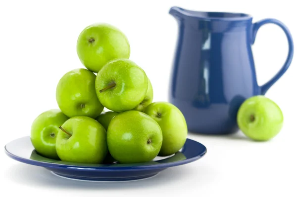 Yeşil elma ve mavi sürahi — Stok fotoğraf