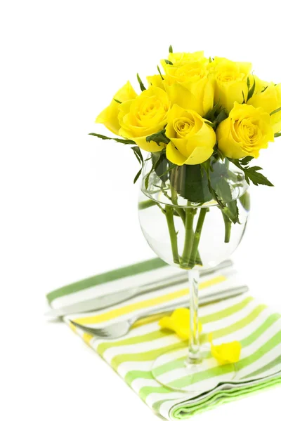 Luogo impostazione con rose gialle — Foto Stock