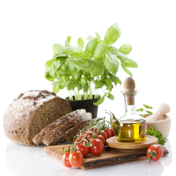 Brot, Kräuter, Olivenöl und Gemüse — Stockfoto