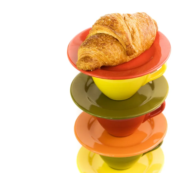 Színes poharak és friss croissant-t — Stock Fotó