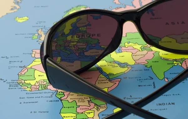 Sunglasses on the bright map — Stockfoto