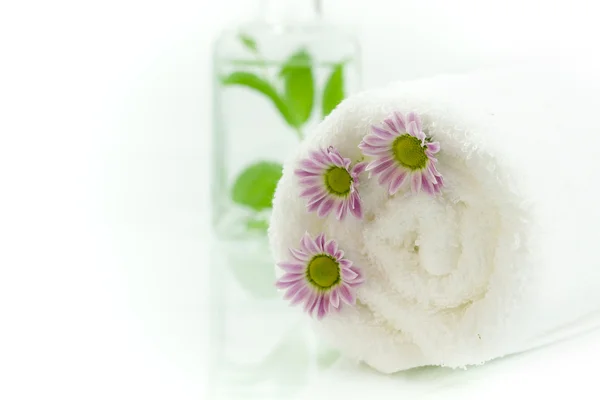 Handdoek met bloemen — Stockfoto