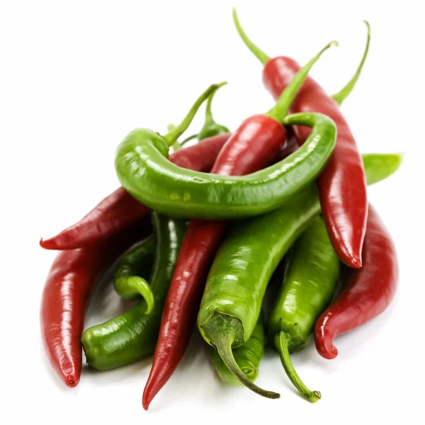Rood en groen chillis — Stockfoto