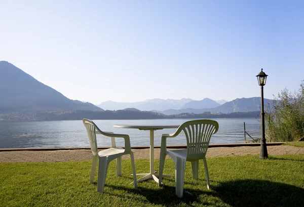 Rest area on the swiss mountains lake — Stock Photo, Image