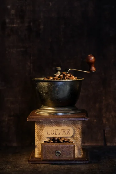 Старомодный кофемолка вблизи — стоковое фото